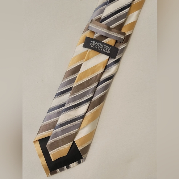 Kenneth Cole Men's 100% Silk Tie Striped Pattern Designer Reaction Tie - Picture 3 of 4